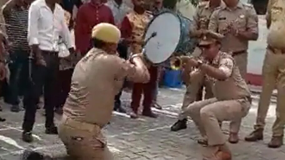 Watch: यूपी पुलिस ने किया नागिन डांस, लोगों ने कहा- ये तो मल्टीटैलेंटेड हैं