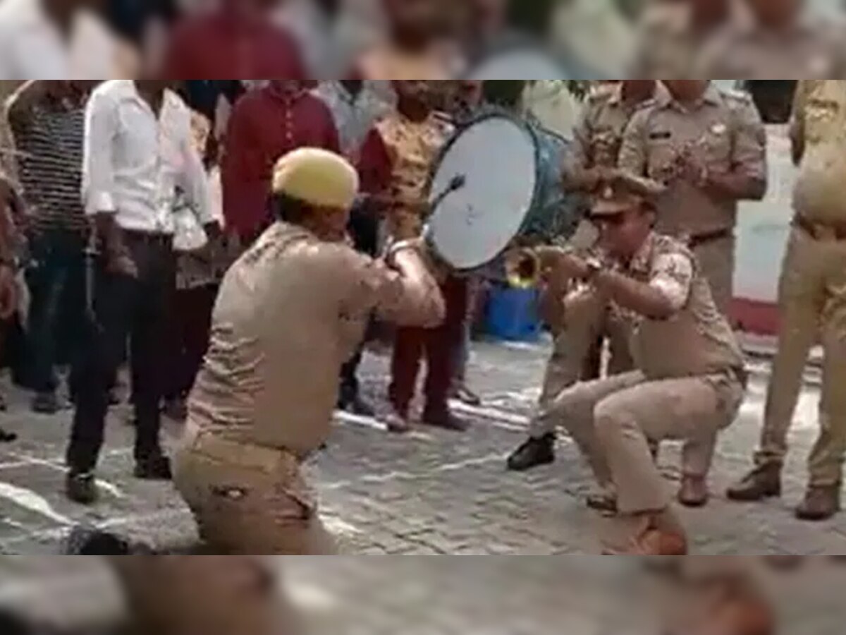 Watch: यूपी पुलिस ने किया नागिन डांस, लोगों ने कहा- ये तो मल्टीटैलेंटेड हैं