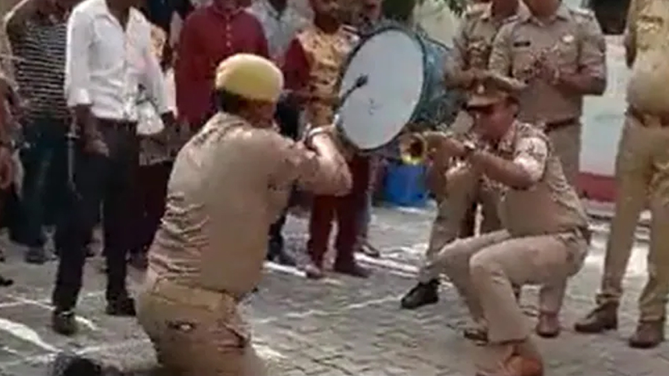 Watch: यूपी पुलिस ने किया नागिन डांस, लोगों ने कहा- ये तो मल्टीटैलेंटेड हैं Watch: यूपी पुलिस ने किया नागिन डांस, लोगों ने कहा- ये तो मल्टीटैलेंटेड हैं