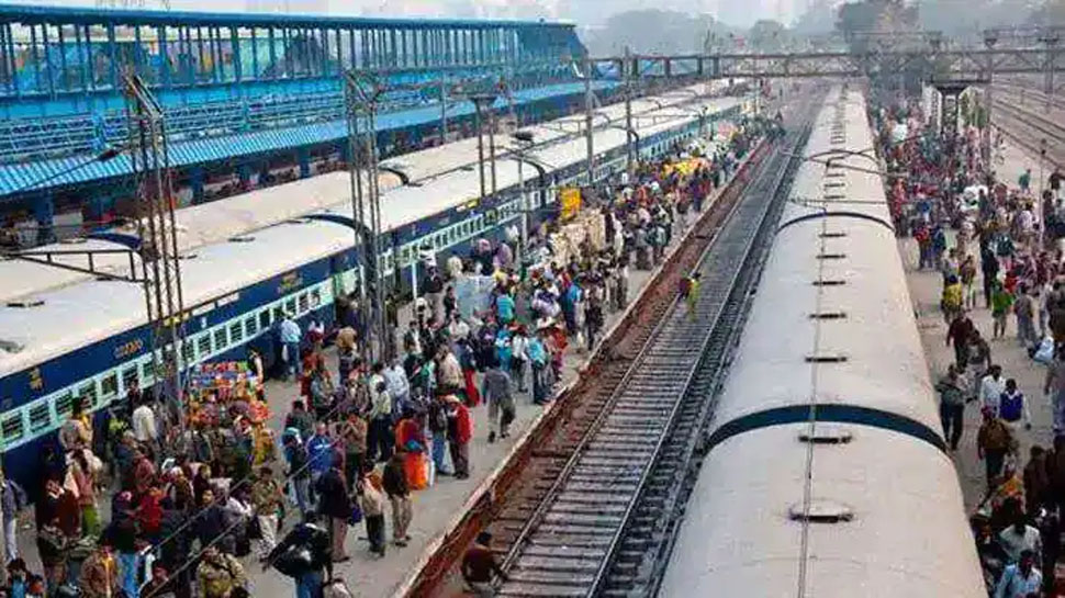 Indian Railway: रेलवे ने दी बड़ी खुशखबरी, अब स्टेशन और ट्रेन में सामान बेच सकेंगे फेरीवाले