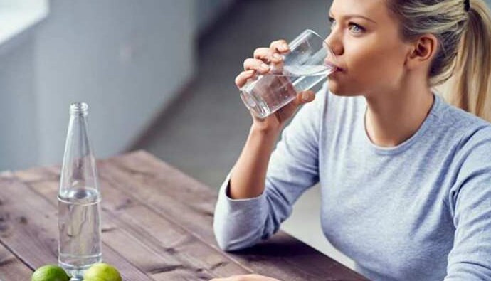 Home Remedy: ये 4 चीजें खाने के बाद भूल के भी ना पीएं पानी, वरना पड़ जाएंगे बुरी तरह बीमार