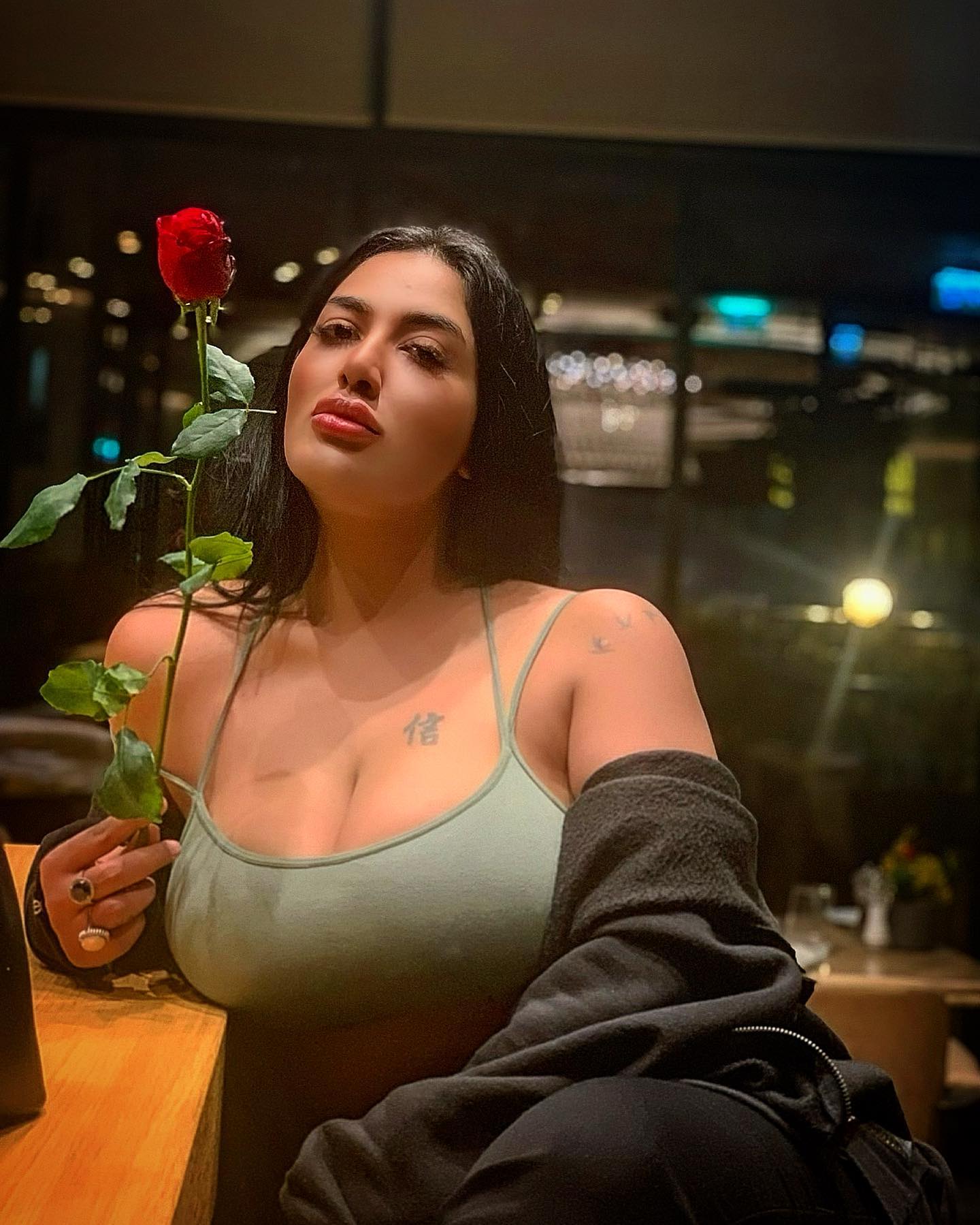 Pakistani Actress mathira bold Photos goes viral on internet beats  bollywood acress smzs | Photos: मिलिए पाकिस्तानी एंजलीना जॉली से, बोल्डनेस  के मामले बॉलीवुड बालाओं को देती हैं मात