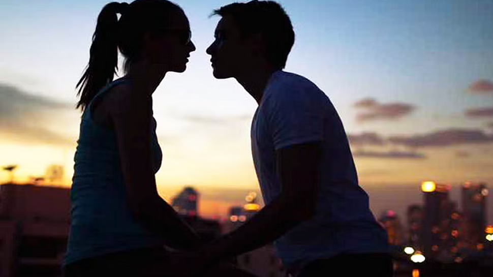 महिला ने किया ऐसा Kiss कि शख्स की हो गई मौत! महिला ने किया ऐसा Kiss कि शख्स की हो गई मौत!