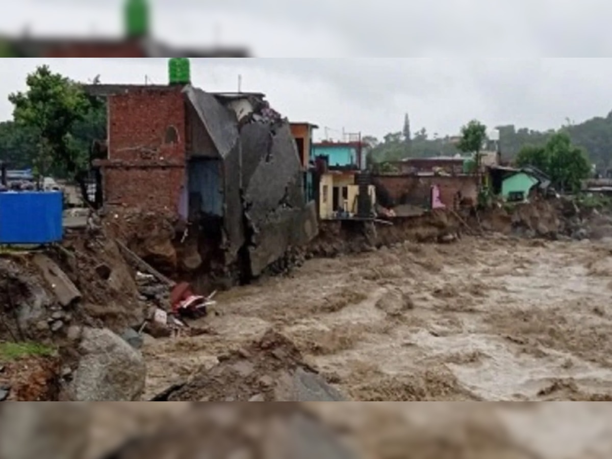 Himachal: हिमाचल में जारी है बारिश का कहर, कहीं बह गई गाड़ियां, तो कहीं घर हुए क्षतिग्रस्त 
