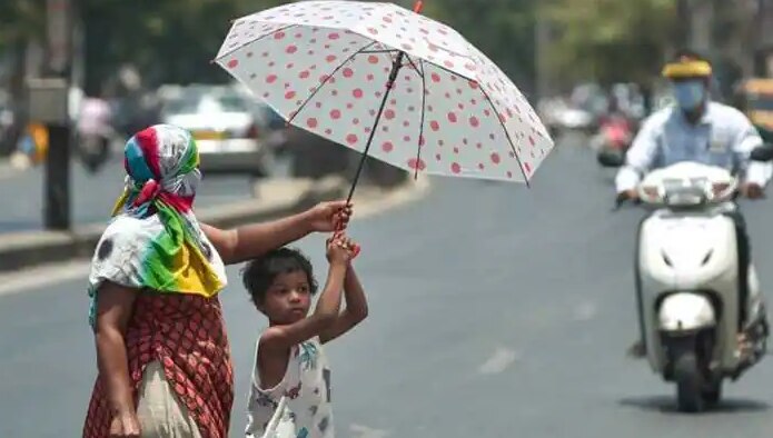 Delhi Weather Report: दिल्ली में आज मौसम हो सकता है गर्म, दिन में हल्की बूंदाबांदी की संभावना