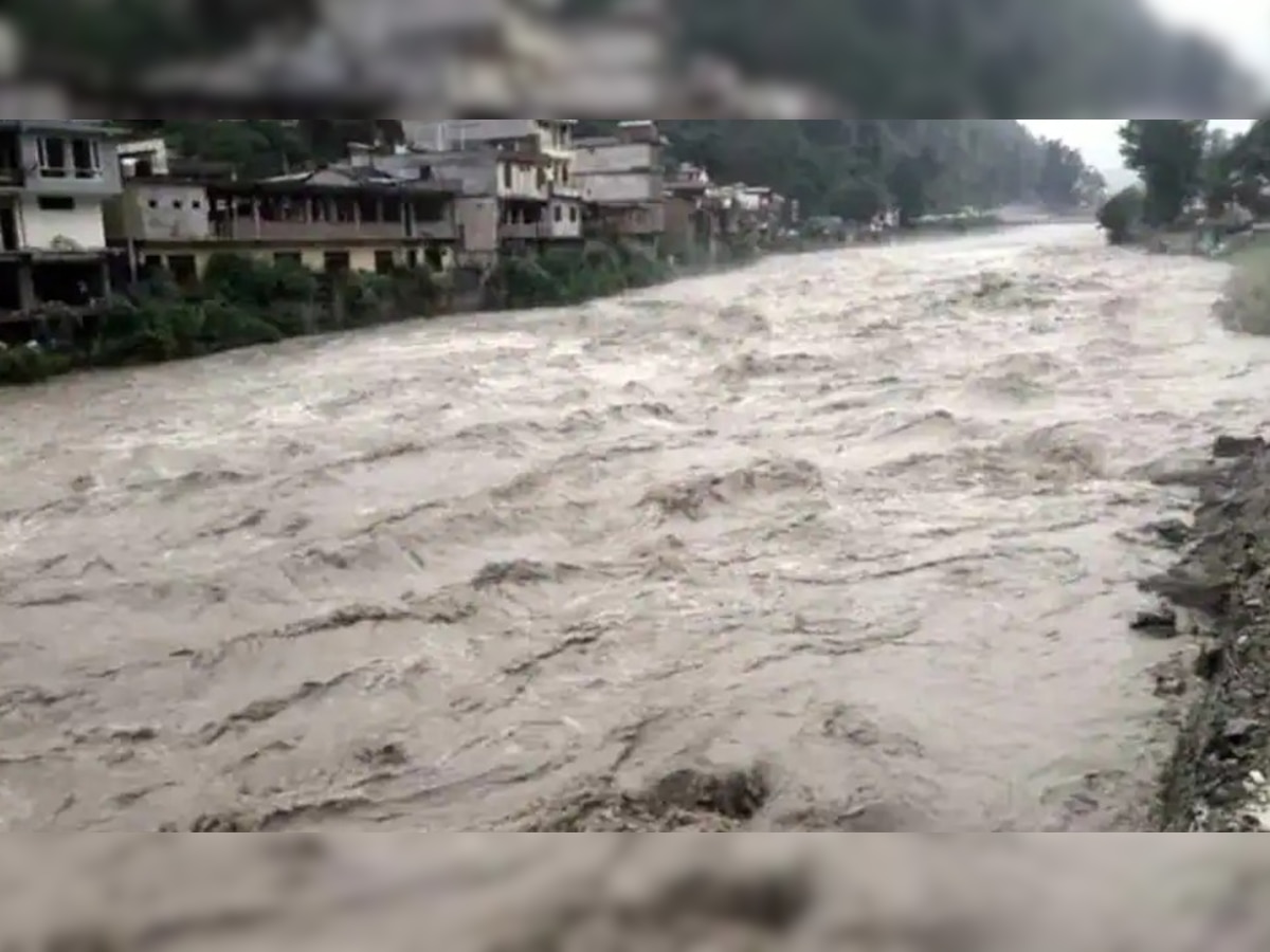 हिमाचल के मंडी में हुए हादसे में मिला एक बच्चे का शव, बाकी सदस्य अभी भी लापता