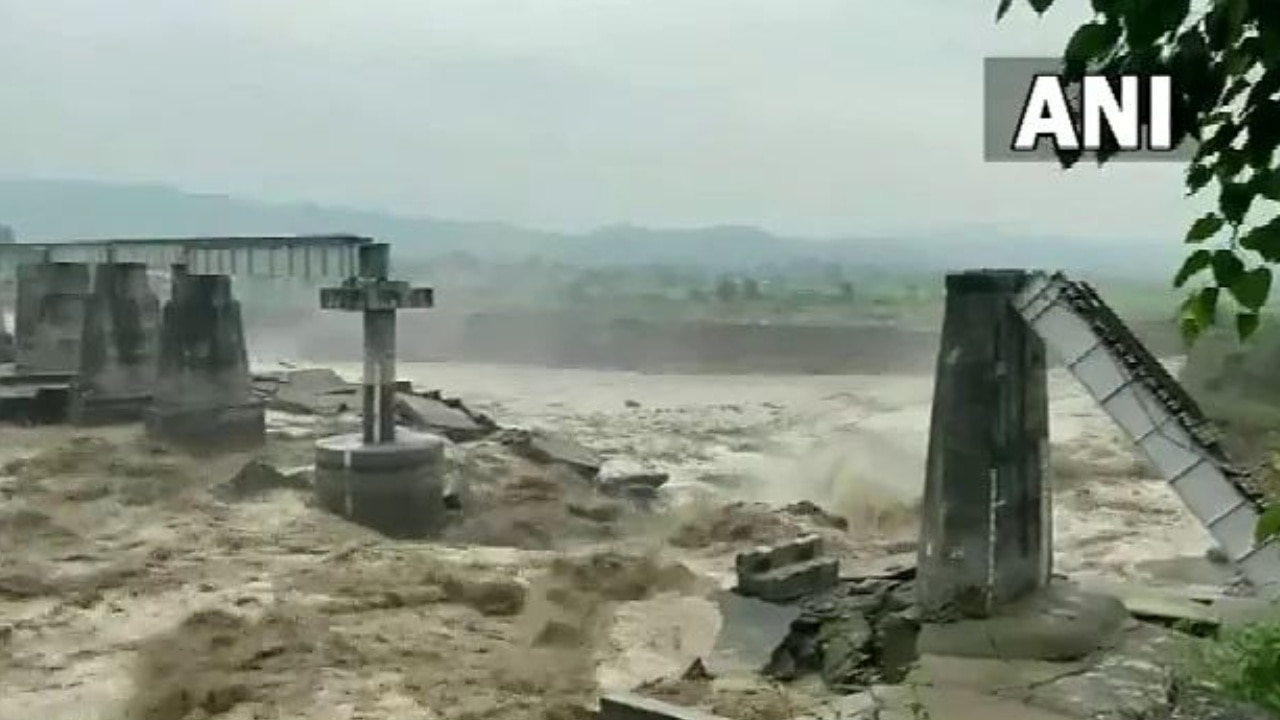 हिमाचल प्रदेश के कांगड़ा में तेज बारिश के चलते चक्की नदी पर बना पुल गिरा, VIDEO हुआ वायरल