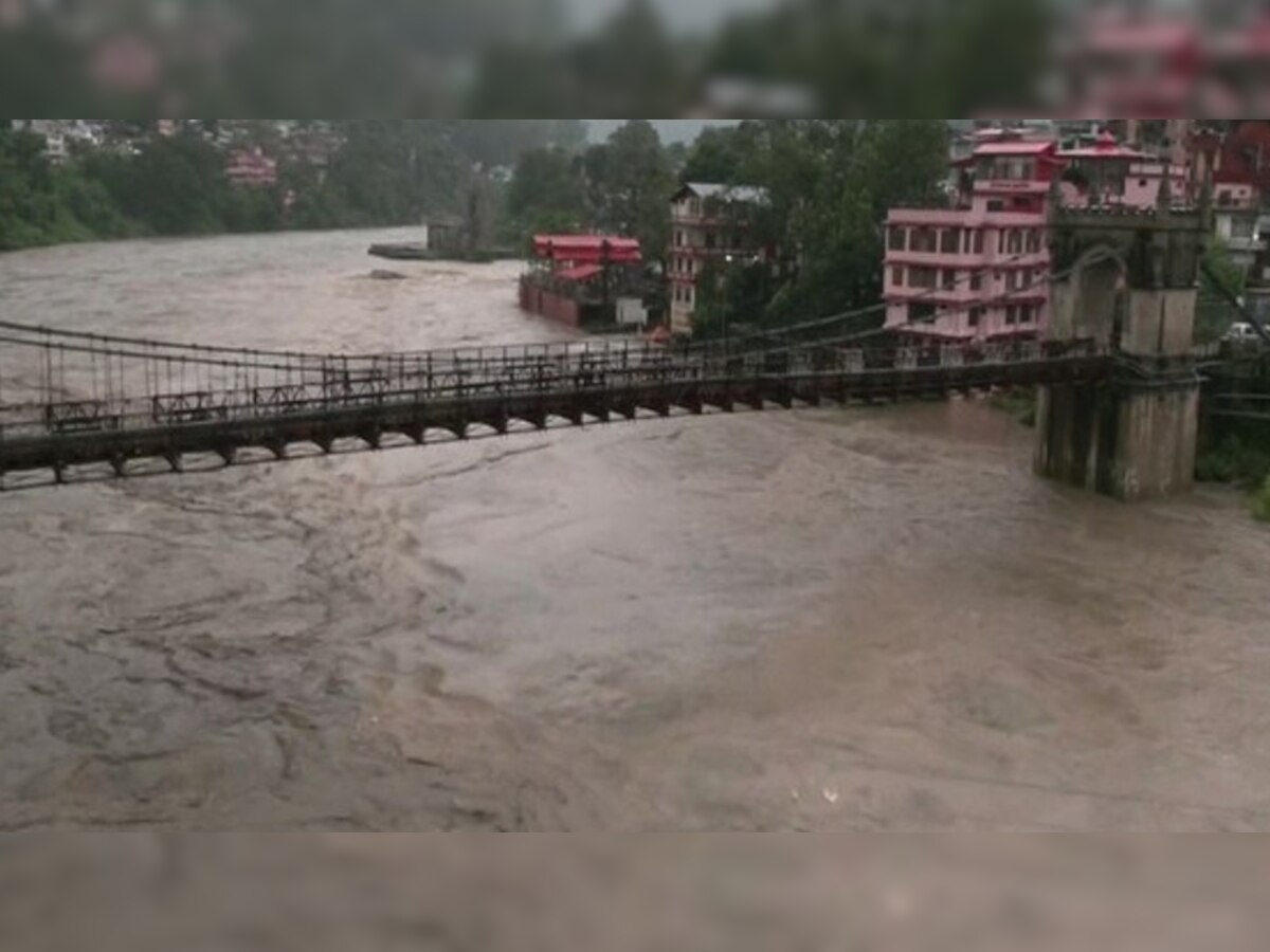 Himachal Flood: हिमाचल में भारी बारिश में बह गया 90 साल पुराना पुल, रेलवे ट्रैक हुआ ठप