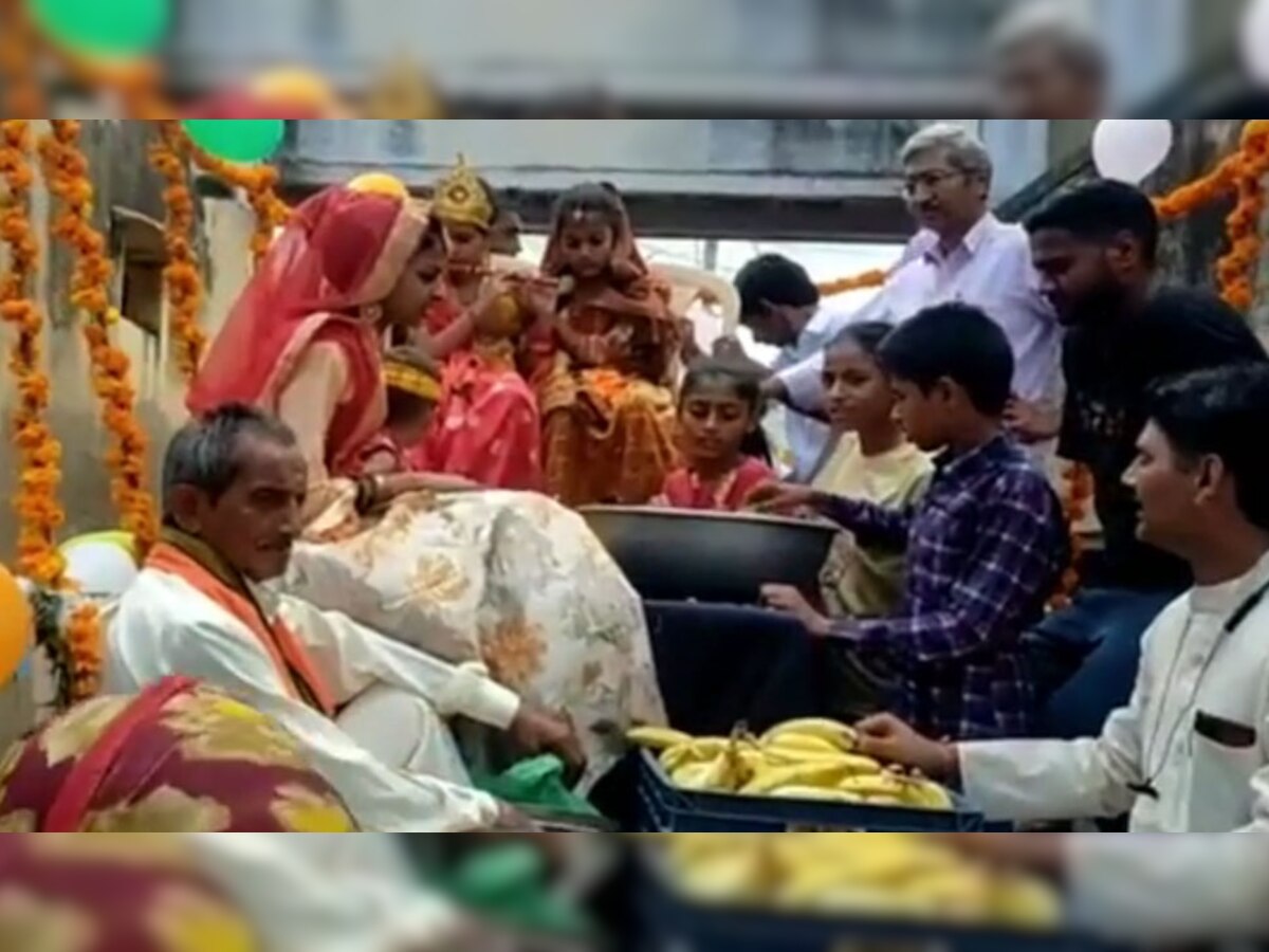 पचेरी के 124 साल पुराने ठाकुर जी मंदिर से निकाली राधा-कृष्ण की झांकी