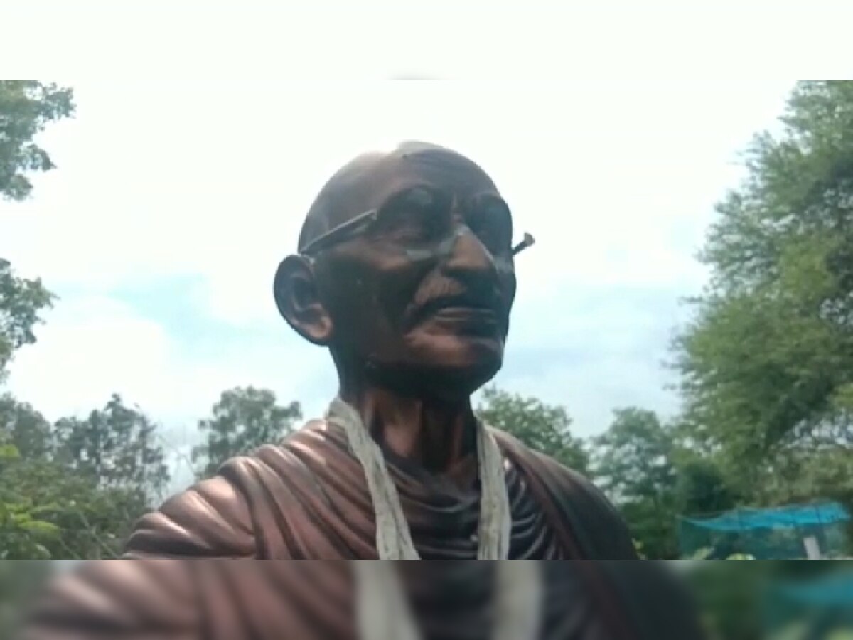 गांधी जी के प्रतिमा का टूटा चश्मा