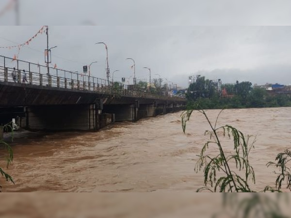 Jamshedpur Flood: लगातार बारिश से नदियां उफान पर, खनकाई और स्वर्ण रेखा नदी खतरे के निशान से 5 फीट ऊपर