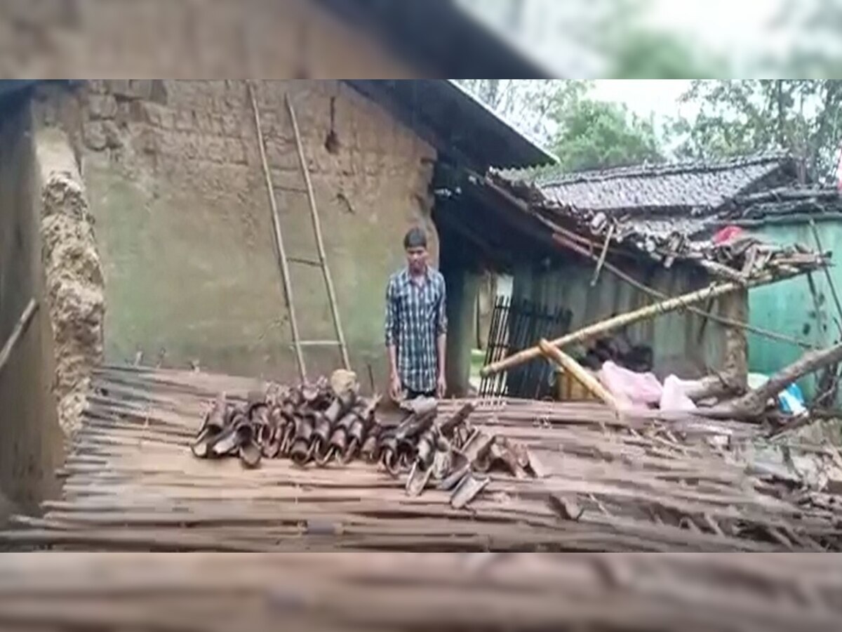 Jharkhand News: लगातार हो रही बारिश बनी परेशानी का सबब, पेड़ टूटने से गुमला में 3 आशियाने ध्वस्त