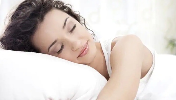 कितने घंटे की होती है पर्याप्त नींद, जानिए कम सोने से क्या समस्याएं हो सकती हैं आपको  