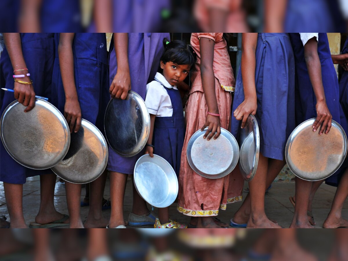 मिड-डे मील के खाने में पड़ गए हैं कीड़े, खाएंगे तो मर जाएंगे; शिकायत लेकर डीएम ऑफिस पहुंचे स्कूली बच्चे