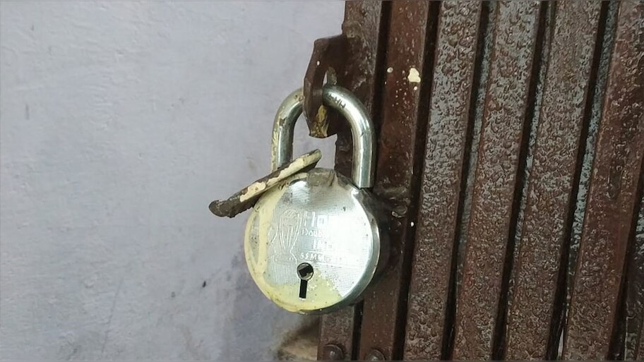 The thieves broke the locks of Amargarh PNB branch the cash saved from ...