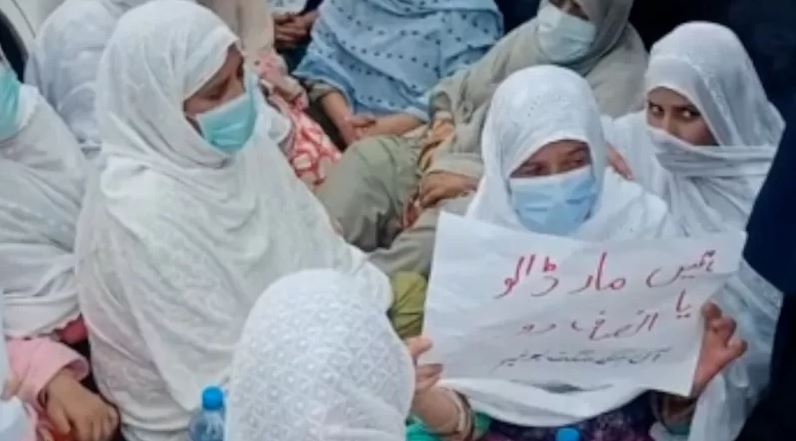 धर्म परिवर्तन: पाकिस्तान में कई दिनों से सड़कों पर सिख महिलाएं; भारत में विदेश मंत्रालय से हो रही ये मांग धर्म परिवर्तन: पाकिस्तान में कई दिनों से सड़कों पर सिख महिलाएं; भारत में विदेश मंत्रालय से हो रही ये मांग