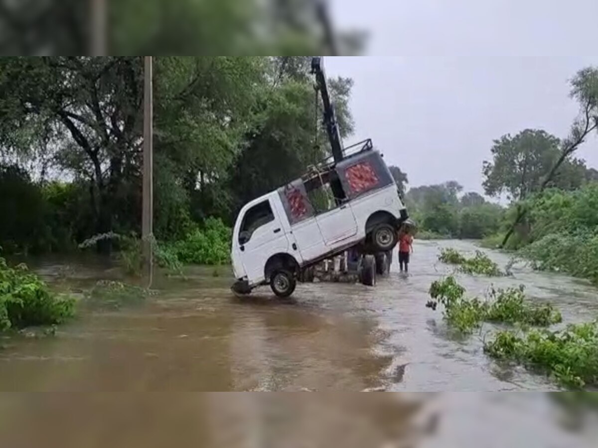 बेगूं में 24 घंटों में हुई 73 मिली बारिश, बहे वाहनों को क्रेन की मदद से निकाला
