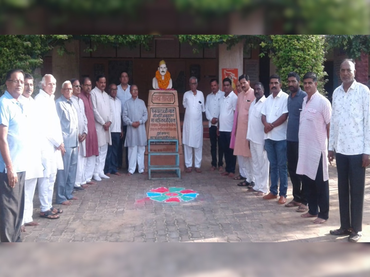 डीडवाना के आदर्श विद्या मंदिर में मनाई गई पंडित बच्छराज व्यास की जयंती 