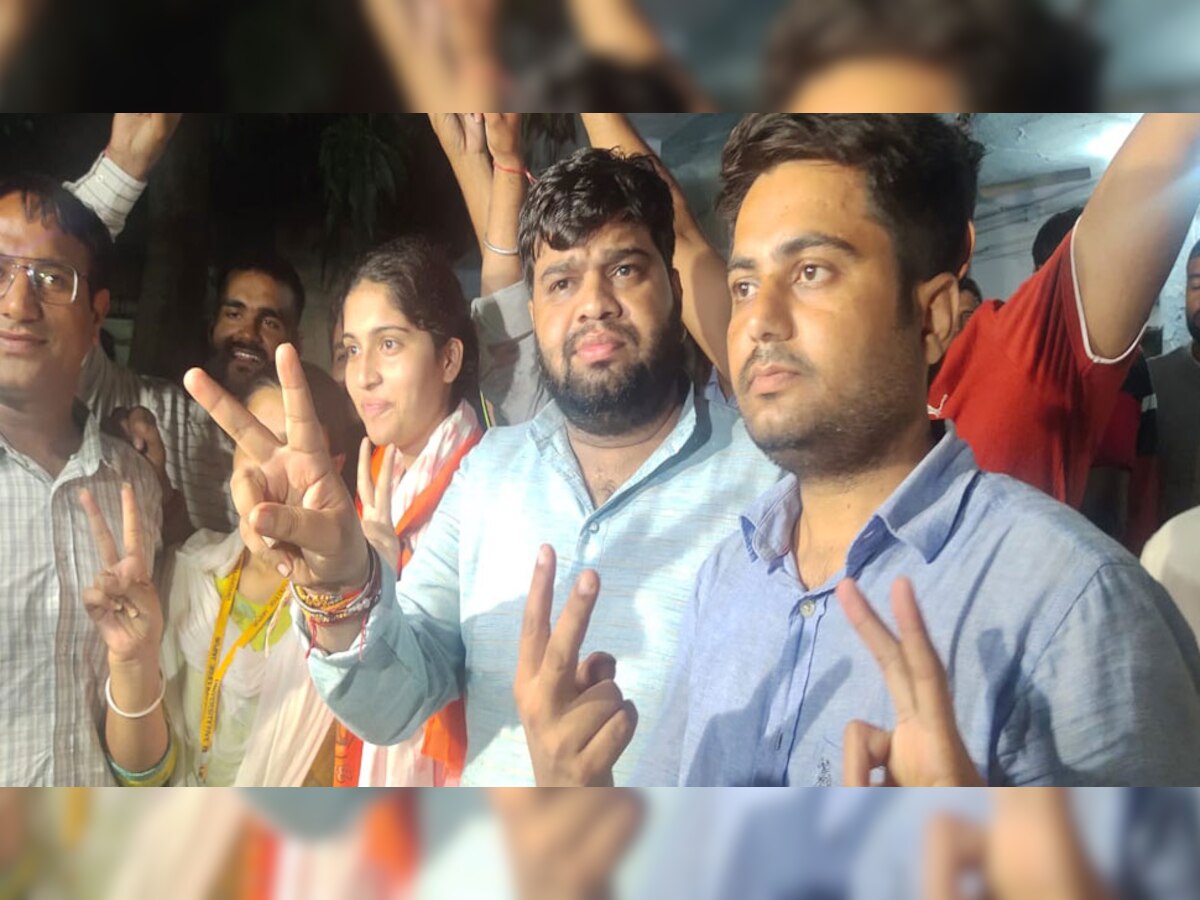 अनुमति मिलने के बााद जश्न मनाते ABVP प्रत्याशी 