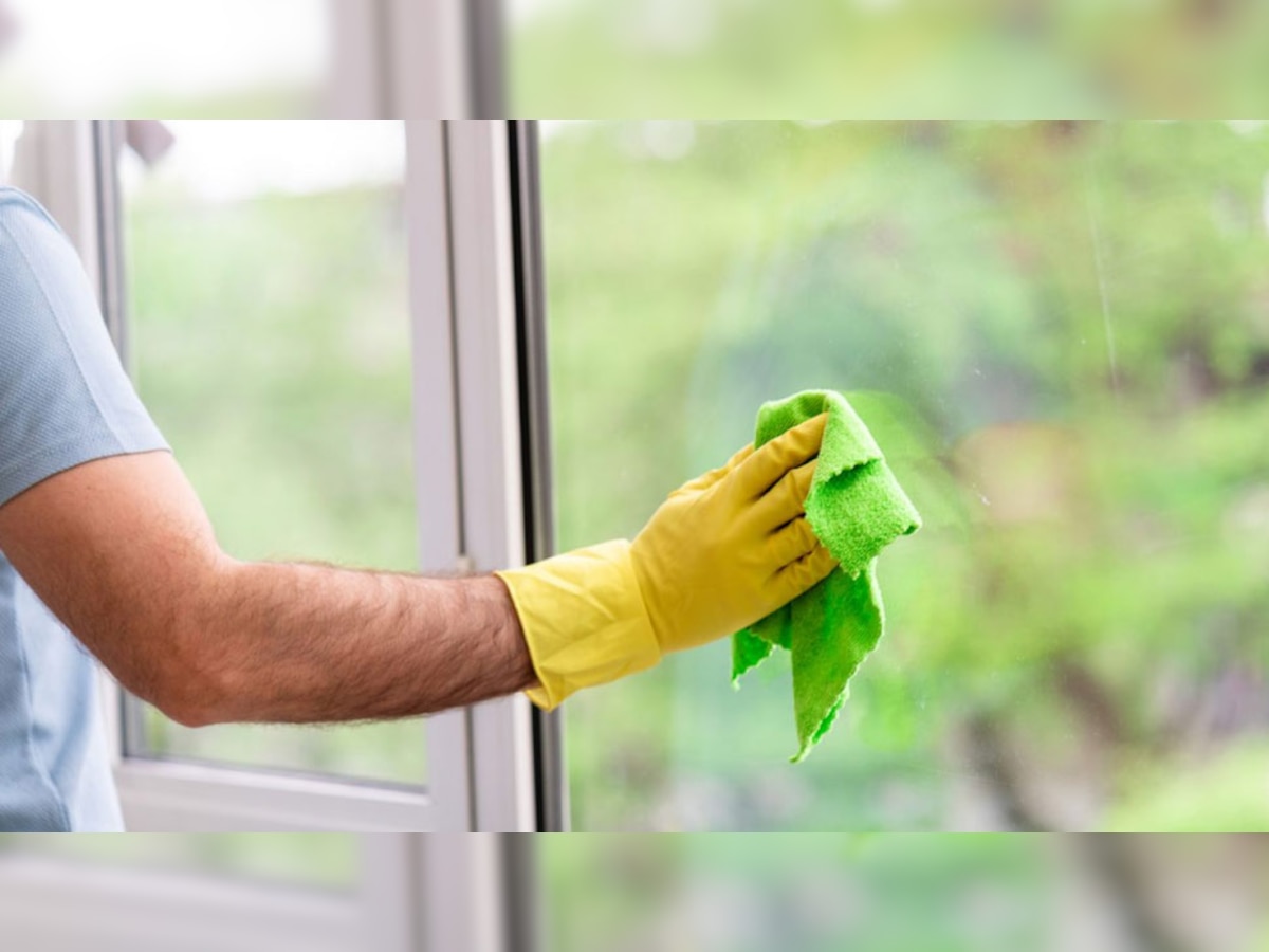 Cleaning Tips: घर की खिड़कियां के कांच हो गए हैं गंदे, तो अपनाएं ये टिप्स; नए की तरह चमाचम चमकेंगे