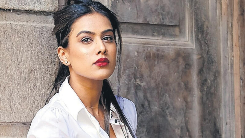 छोटी सी स्कर्ट पहनकर सड़क पर ही उछल-कूद करने लगीं Nia Sharma, वीडियो हुआ वायरल छोटी सी स्कर्ट पहनकर सड़क पर ही उछल-कूद करने लगीं Nia Sharma, वीडियो हुआ वायरल