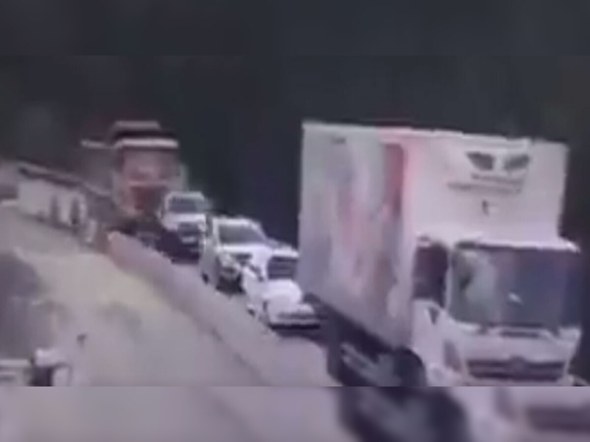 Accident: इतनी सारी कारों के ऊपर चढ़ता गया ट्रक और फिर सब हो गया धुआं-धुआं, देखें वायरल वीडियो