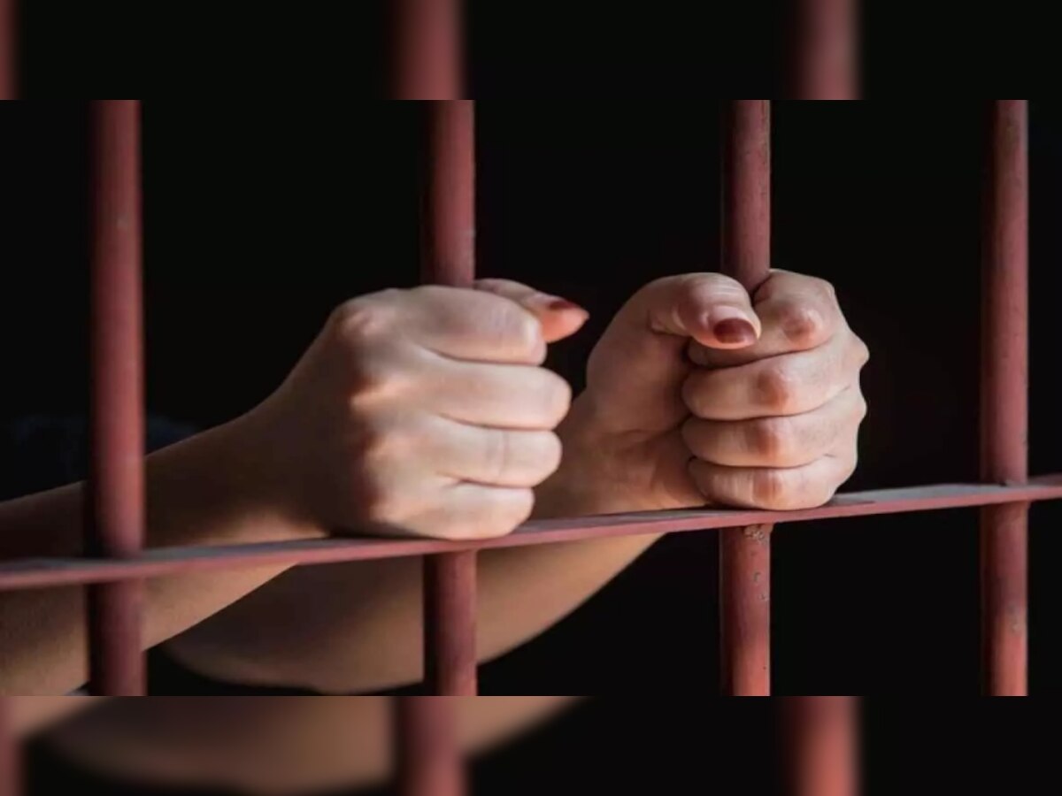 Indore News: तिहाड़ से इंदौर आई महिला कैदी के पास मिला मोबाइल, जेल में मचा हड़कंप