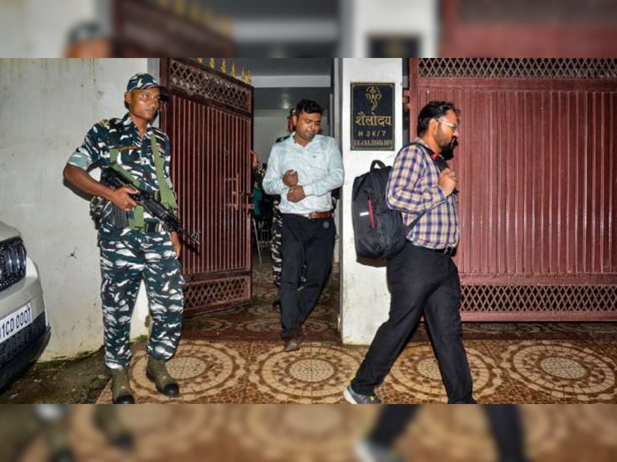 AK-47 मिलने के बाद गिरफ्तार हुए CM सोरेन के करीबी, पुलिस बोली- ये हमारे हैं