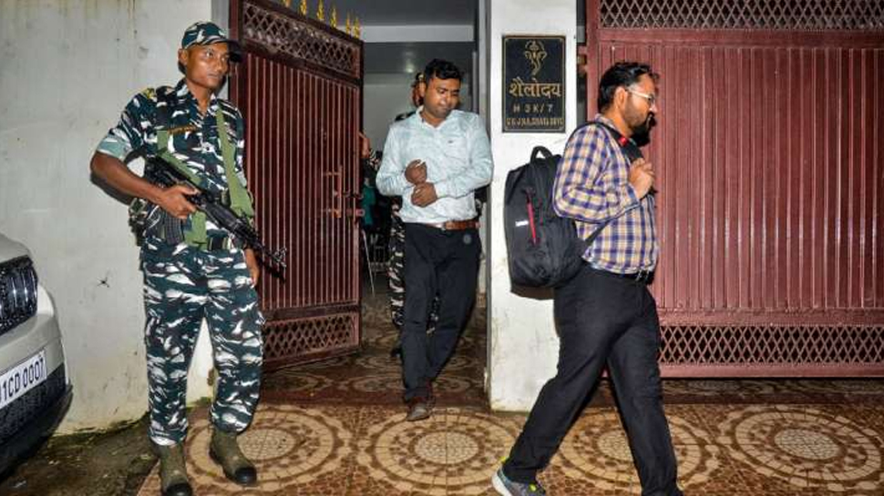 AK-47 मिलने के बाद गिरफ्तार हुए CM सोरेन के करीबी, पुलिस बोली- ये हमारे हैं AK-47 मिलने के बाद गिरफ्तार हुए CM सोरेन के करीबी, पुलिस बोली- ये हमारे हैं