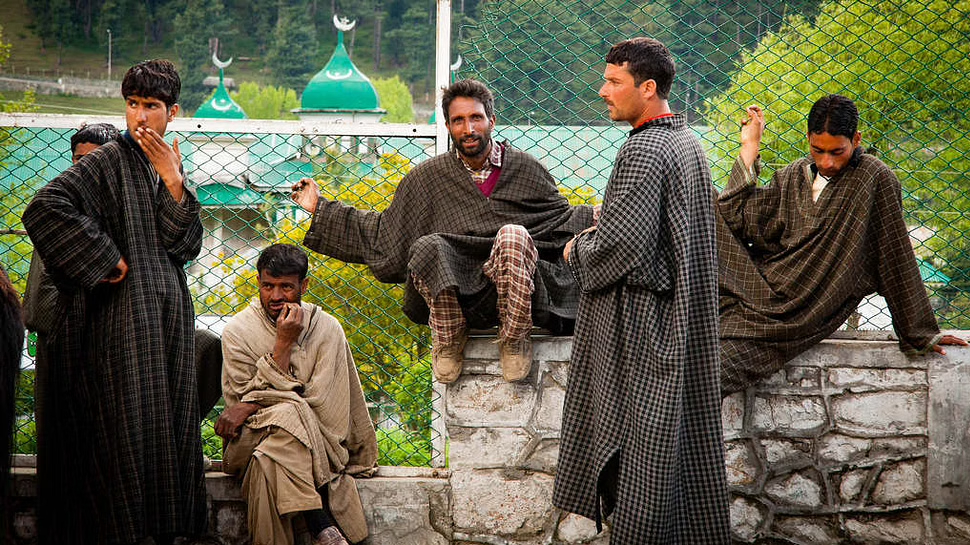 Pheran: इस पोशाक के बिना नहीं रह सकते कश्मीरी, इस्लाम से जुड़ी है ये रिवायत Pheran: इस पोशाक के बिना नहीं रह सकते कश्मीरी, इस्लाम से जुड़ी है ये रिवायत