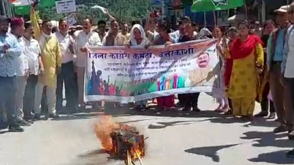 UKSSSC Papper Leak: कांग्रेस पार्टी ने किया धरना प्रदर्शन, सीबीआई जांच की मांग