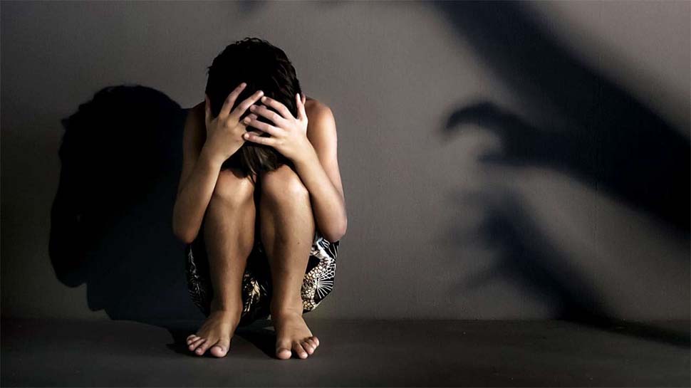 राखी बंधवाने आई चचेरी बहन से दुष्कर्म के बाद हत्या; बीच-बचाव करने आई दादी से भी रेप राखी बंधवाने आई चचेरी बहन से दुष्कर्म के बाद हत्या; बीच-बचाव करने आई दादी से भी रेप