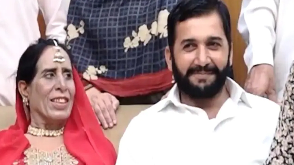 Pakistan Marriage: 37 साल के पाकिस्तानी ने की 70 साल की औरत से शादी; पहली बीवी इस तरह हुई तैयार Pakistan Marriage: 37 साल के पाकिस्तानी ने की 70 साल की औरत से शादी; पहली बीवी इस तरह हुई तैयार