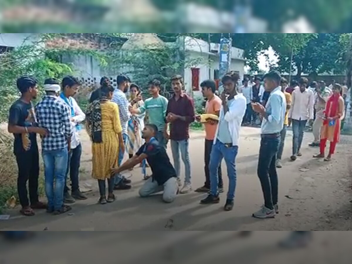 Rajasthan Student Election: पैरों में गिरकर मांगे जा रहे वोट, कह रहे- अब आप ही भगवान