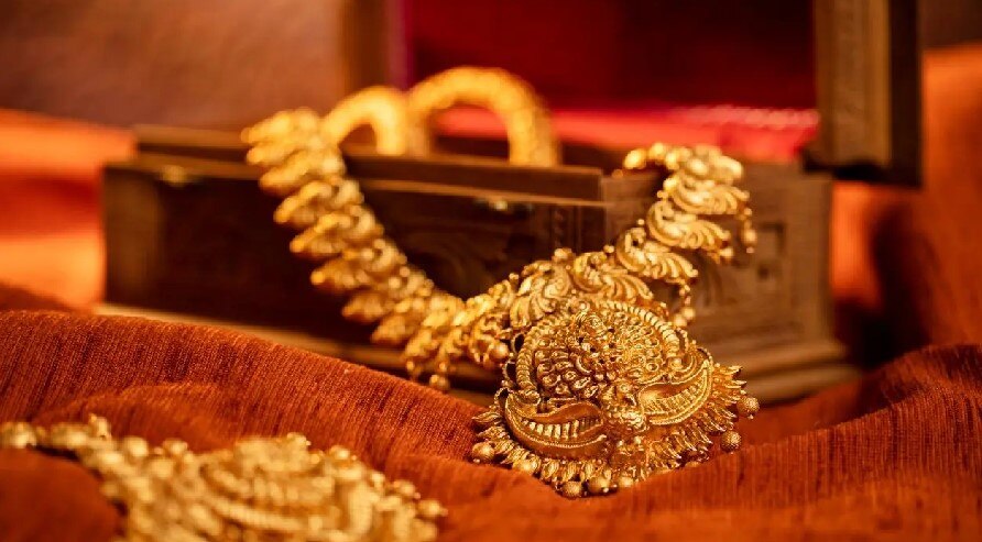 Gold Price 26 Aug: 7500 रुपये लुढ़का सोना, भारी गिरावट के बाद इतने पहुंचे दाम