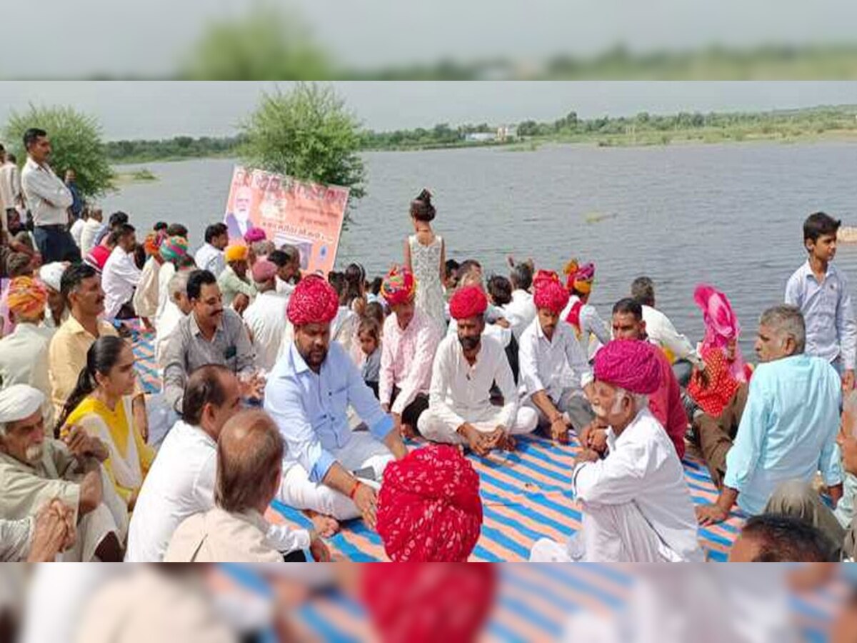 उदयपुर: वाजविया में अमृत सरोवर पानी से लबालब हुआ तो लोगों ने की पूजा, महिलाओं ने किया व्रत