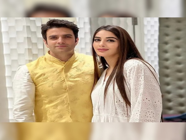 ias-officer-athar-khan-shares-photo-with-his-fianc-mehreen-wins