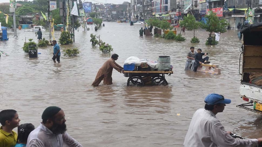 पाकिस्तान में राष्ट्रीय आपातकाल की घोषणा; बाढ़ में 937 लोगों की मौत, 3 करोड़ बेघर  