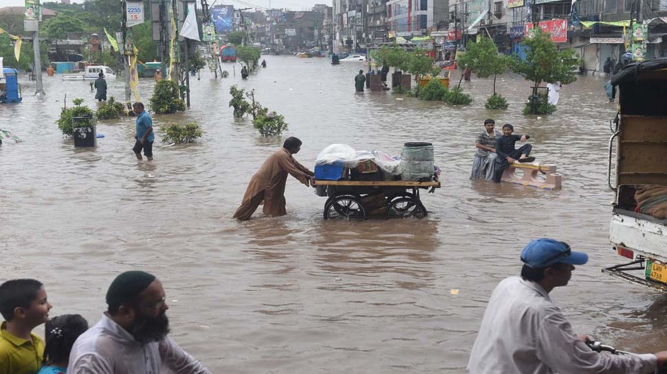 पाकिस्तान में राष्ट्रीय आपातकाल की घोषणा; बाढ़ में 937 लोगों की मौत, 3 करोड़ बेघर पाकिस्तान में राष्ट्रीय आपातकाल की घोषणा; बाढ़ में 937 लोगों की मौत, 3 करोड़ बेघर