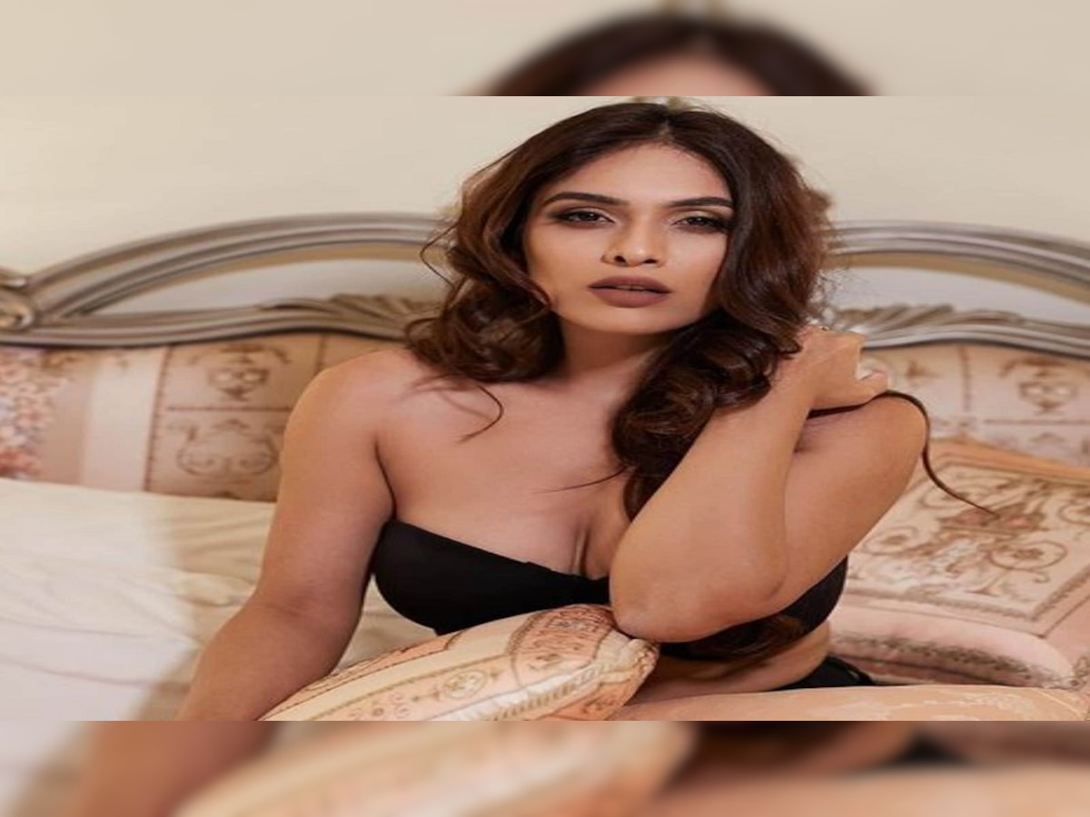 Neha Malik: एक्ट्रेस नेहा मलिक ने बेडरूम में कराया बेकाबू फोटोशूट, तस्वीरें देख छूट जाएंगे पसीने