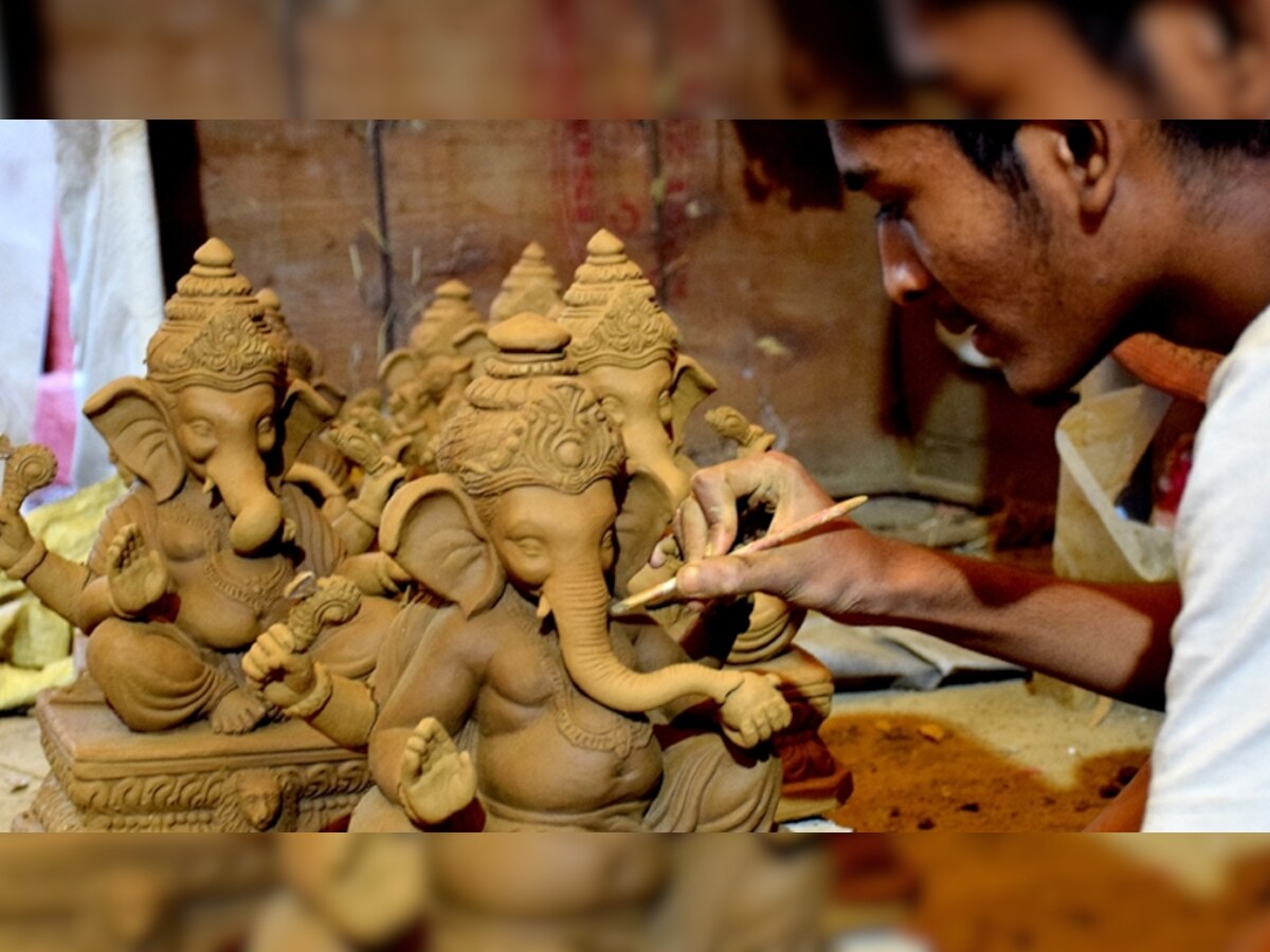  Ganesh Chaturthi 2022: पर्यावरण को बचाने के लिए विशेष रूप से मूर्ति बनाने में जुटे कलाकार