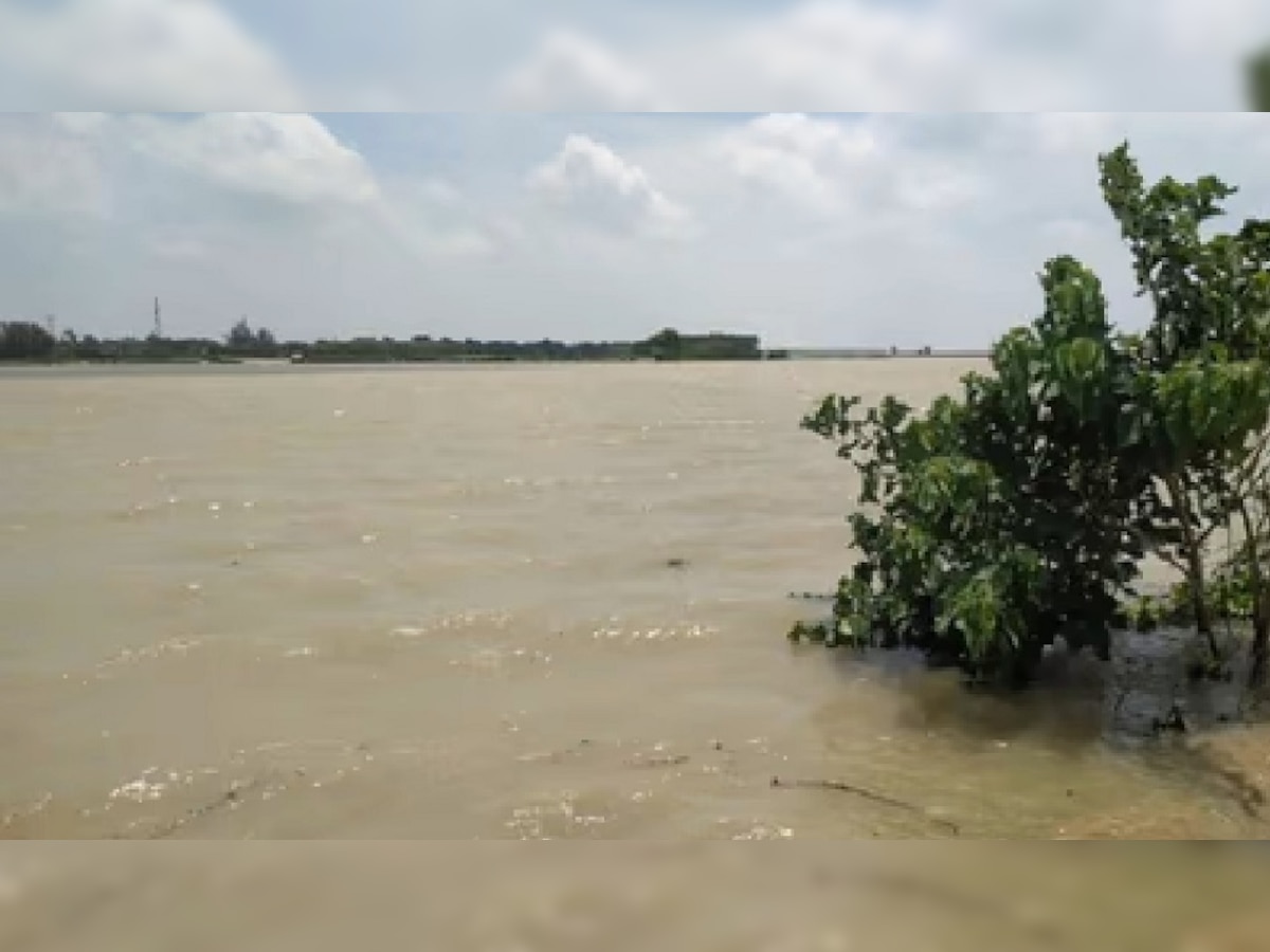 बेगूसराय में गंगा के जलस्तर में वृद्धि से लोगों में मंडराने लगा बाढ़ का खतरा, घर छोड़कर जाने को मजबूर