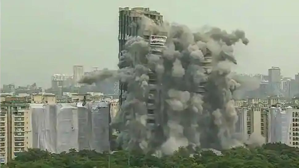 Twin Towers Demolished: धवस्त हुआ ट्विन टावर, इलाके में उठा धूल का गुबार Twin Towers Demolished: धवस्त हुआ ट्विन टावर, इलाके में उठा धूल का गुबार