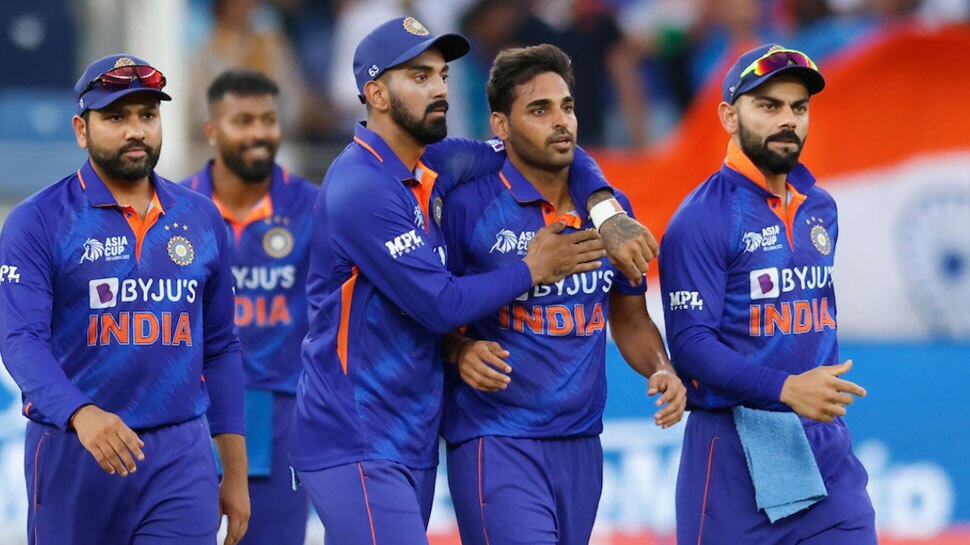INDIA vs PAKISTAN : भारतीय गेंदबाजों के सामने पाकिस्तान के छूटे पसीने, 147 रनों पर ही टेक दिए घुटने 2 Ind vs Pak T20 Live: भारतीय गेंदबाजों के सामने पाकिस्तान का निकला दम, 147 रनों पर ही टेक दिए घुटने