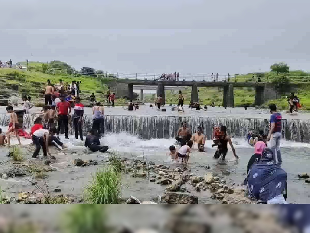 रतलाम का झामन पाटली पिकनिक स्पॉट हुआ गुलजार, जान जोखिम में डालकर सेल्फी ले रहे लोग