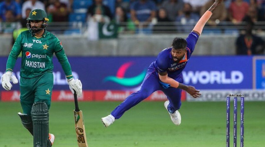 IND vs PAK: अंपायर्स ने काटा गेंदबाजों का चालान, जानें क्यों आखिरी ओवर्स में भारत-पाकिस्तान को फील्डिंग में करना पड़ा बदलाव