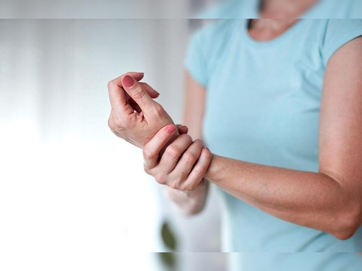 Rheumatoid Arthritis: हड्डियों में दर्द और सूजन दे सकता है खतरनाक बीमारी को जन्म, जानें लक्षण और उपचार  