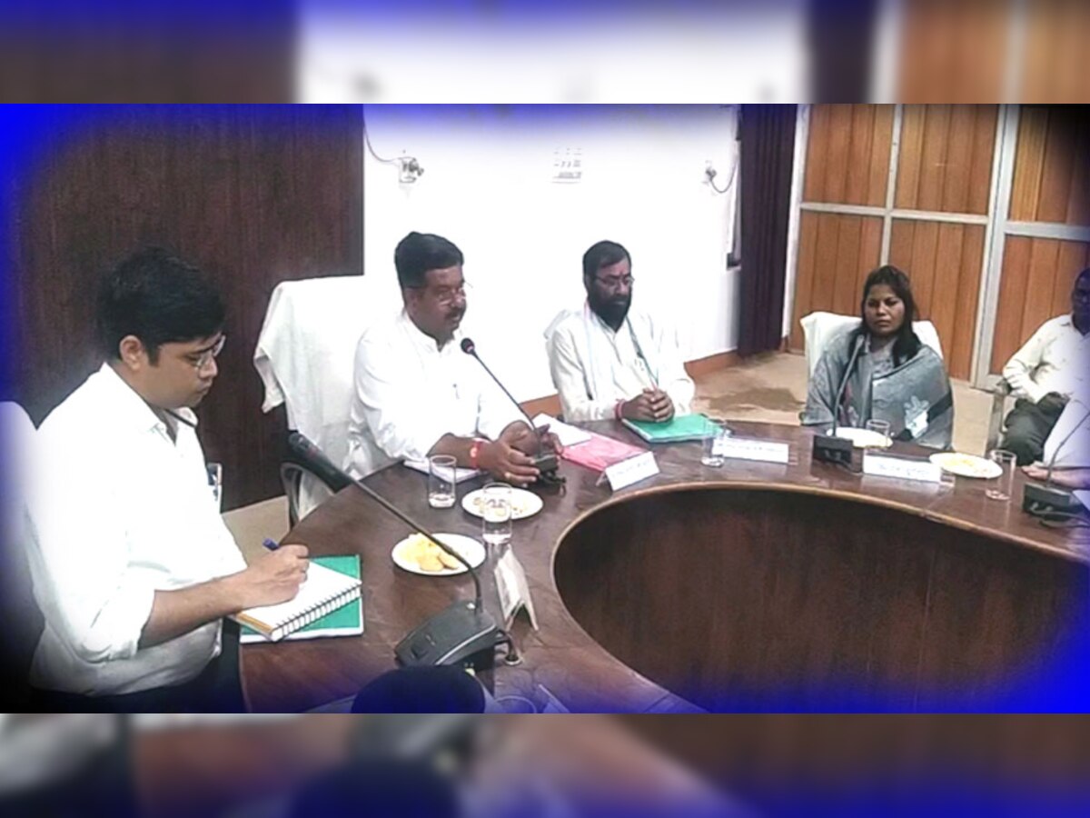 डूंगरपुर प्रभारी मंत्री भाटी ने ली जिला स्तरीय अधिकारियों की बैठक, विभिन्न विभागीय योजनाओं की समीक्षा की