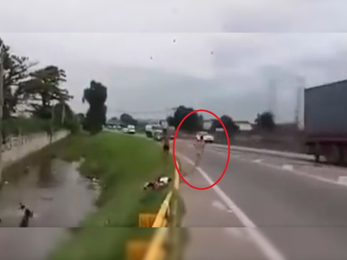 Viral: बीच सड़क पर ऐसे दौड़ने लगा शख्स! तेज स्पीड से आ रही थी कार, देखें वायरल वीडियो