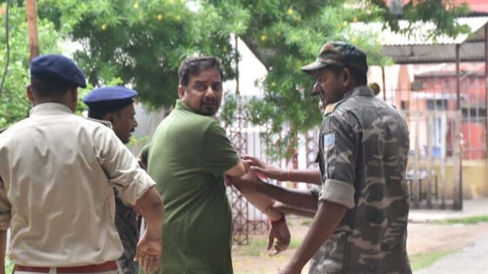 SC ने कहा, "पत्रकार आतंकवादी नहीं हैं, जो आप आधी रात को बेडरूम से घसीटते हैं" SC ने कहा, "पत्रकार आतंकवादी नहीं हैं, जो आप आधी रात को बेडरूम से घसीटते हैं"